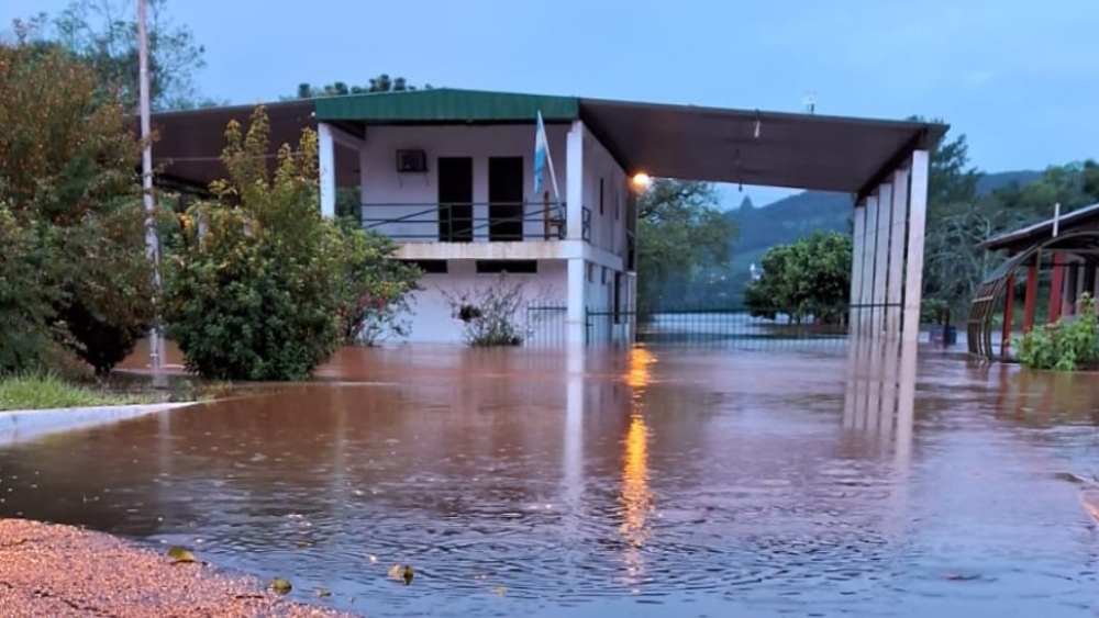 Varias familias debieron ser evacuadas en Panambí por la crecida del