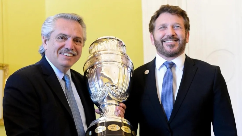 Alberto Fernndez junto a Alejandro Domnguez, presidente de CONMEBOL.