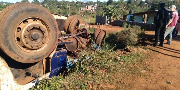 El camión protagonista del accidente en Oberá.