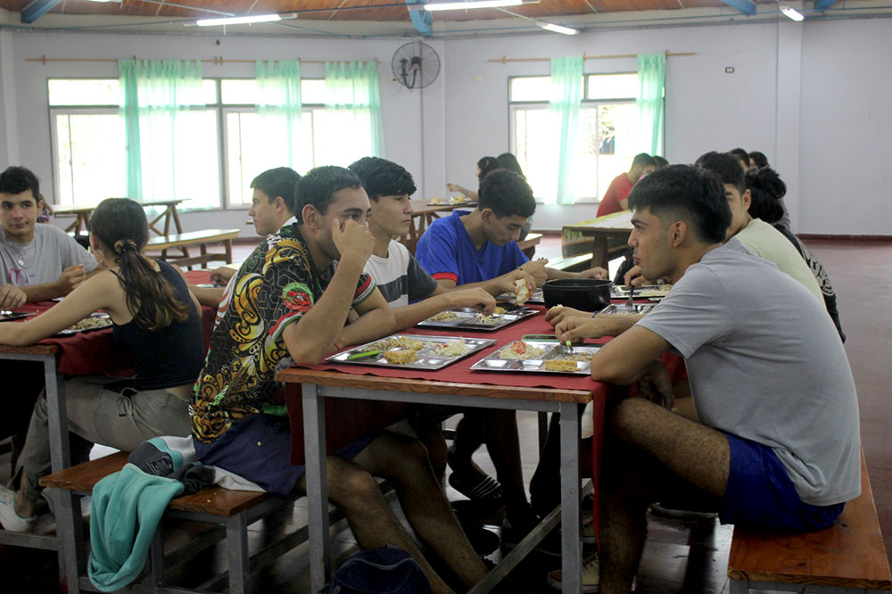 El servicio de almuerzo en comedores de la UNaM estaría garantizado “hasta fin de año”