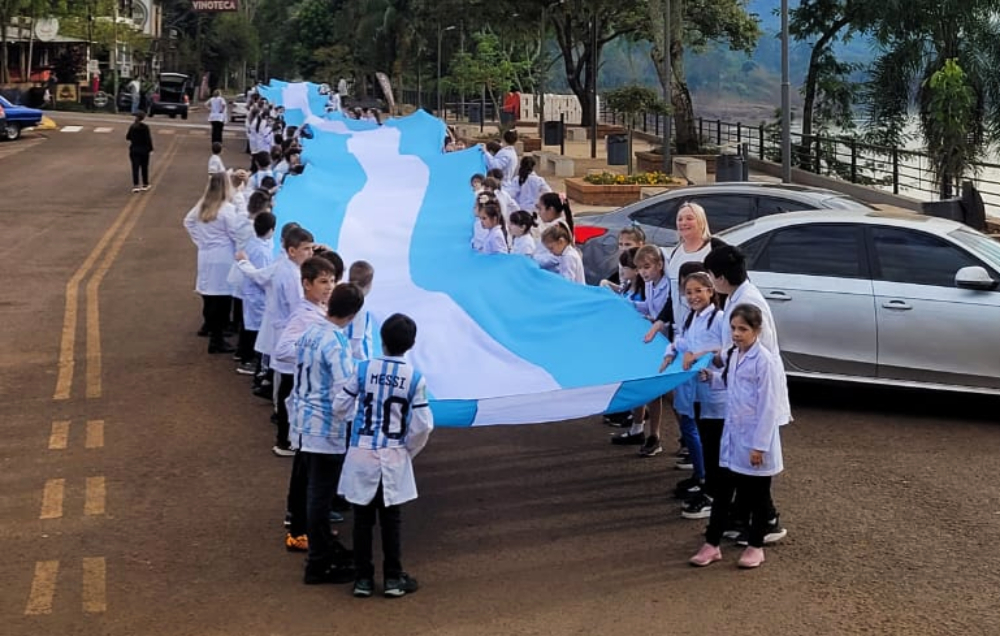 Una bandera Argentina de 120 metros “abrazó” la ciudad de El Soberbio