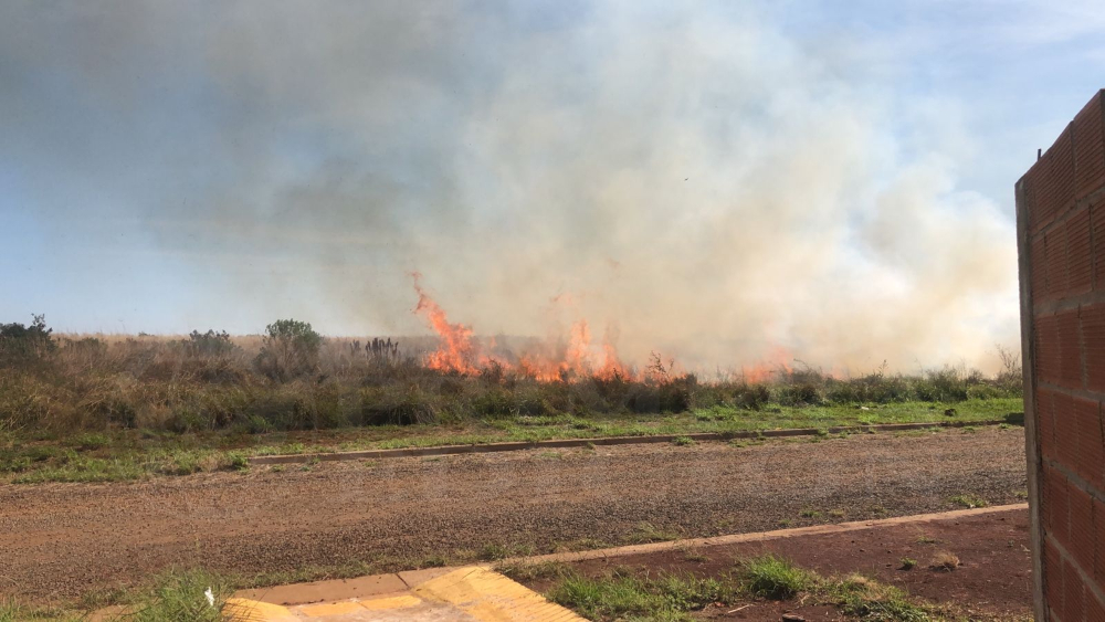 Nuevo incendio de malezas en cercanías de Itaembé Guazú