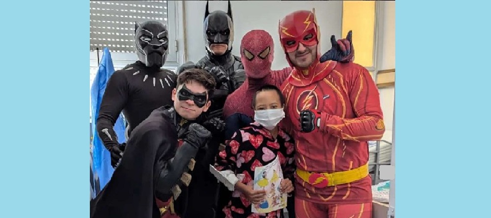 Se viste de Flash, es misionero y lleva “superpoderes sanadores” a hospitales de niños en Córdoba
