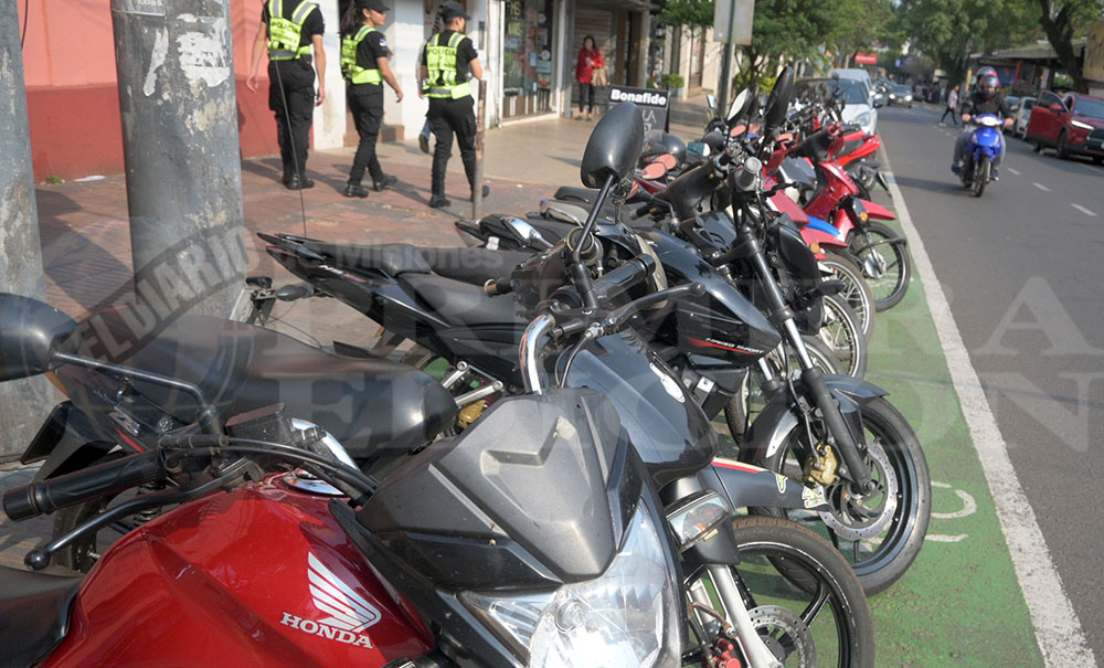 Exigen más plazas para motos: “Nos quieren cobrar un servicio deficiente”