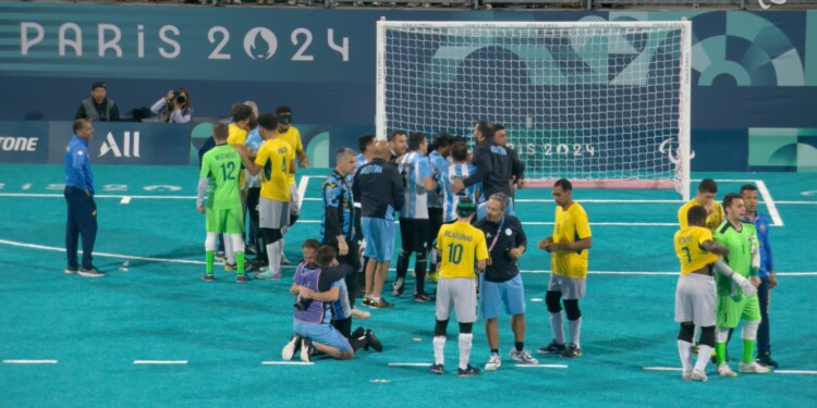 EMOCIÓN. El misionero Mario Ríos no pudo contener el llanto y recibió el abrazo de un auxiliar argentino en el medio la cancha, rodeado de los brasileros.