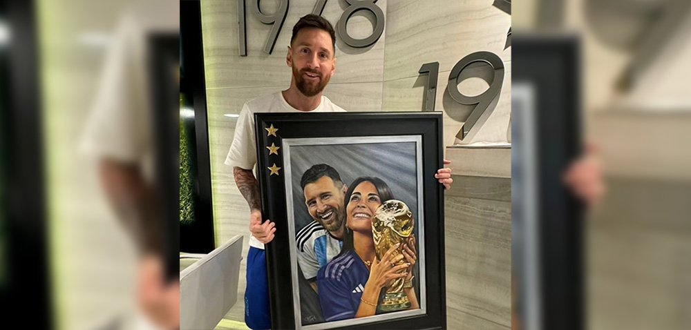 Lionel Messi recibió de regalo un cuadro realizado por la artista misionera Claudia Olefnik