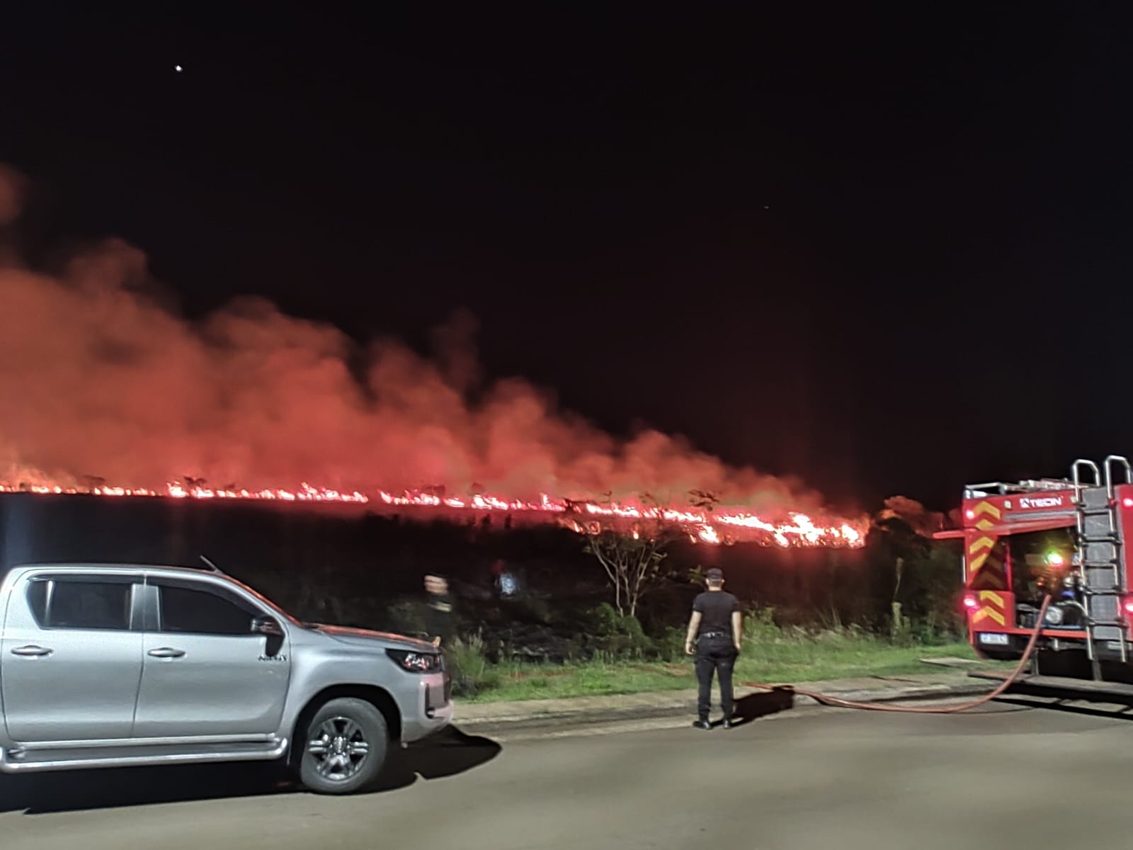 Fotos y videos: impactantes imágenes del incendio en el acceso oeste de Posadas - Primera Edición