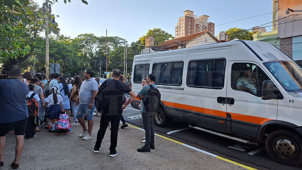 Vuelta a clases: alta demanda y poca oferta en servicio de transportes escolares